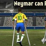 サッカー場で松葉杖を使用している2人のサッカー選手の後ろ姿。