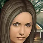 茶色の髪の女性が家の前に立っている。