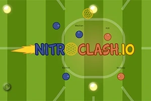 緑色のサッカー場にボールと「NITRO CLASH