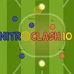 緑色のサッカー場にボールと「NITRO CLASH