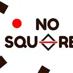 白い背景に「NO SQUARES」という文字があり、文字の周りに赤い円や茶色の四角が散りばめられている。