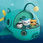 青い潜水艦に乗った3匹のキャラクターたちが海中を進んでいるイラスト。