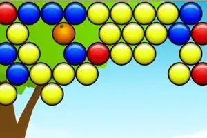 青空を背景に、カラフルなボールが木の上に並んでいます。