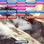 色とりどりのレンガが並んだ背景に、山と球体が浮かぶ画像。