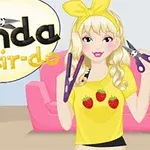 金色の髪の少女が黄色いリボンをつけ、苺の柄の黄色いシャツを着て、ピンクのソファの前で紫色のハサミとヘアアイロンを持っている。