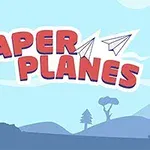 赤い文字の「PAPER PLANES」と紙飛行機のイラストが印象的な青い背景のデザイン。
