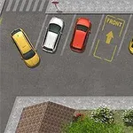 駐車場に停められた4台の車と「FRONT」と書かれた矢印が描かれた駐車スペース。