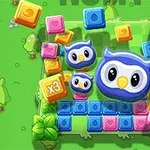 緑の背景にカラフルなブロックと青いフクロウのキャラクターが描かれているイラスト。