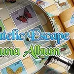 切手アルバムに拡大鏡が重ねられ、蝶の切手が見える画像。