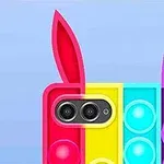 カラフルなポップイットツールとウサギの耳がデザインされたスマートフォンのカメラレンズ部分。
