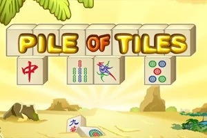 砂浜にマージャン牌と「PILE OF TILES」というタイトルが描かれた画像。