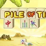 砂浜にマージャン牌と「PILE OF TILES」というタイトルが描かれた画像。