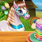カラフルな虹色のケーキと白馬が庭のテーブルで並んでいる。