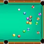 ビリヤード台の上で複数のカラフルなボールが散らばっている様子。