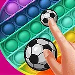 カラフルなラウンド型のポップイットの上に置かれたサッカーボールで、手がそれに触れている。