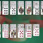 緑色の背景に配置された複数のトランプカード。