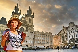 帽子をかぶった女性が歴史的な建物の前に立っている。