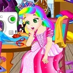 虹色の髪をした女の子がピンクのドレスを着て、ミシンや裁縫用具がある部屋で紫色のキャラクターと一緒に座っている。