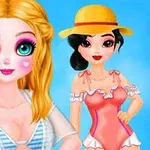 ブロンドの女性と帽子をかぶった黒髪の女性が、水着姿で青い背景の前に立っている。