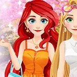 赤い髪の女性と金髪の女性がカラフルな服を着て並んで立っている。