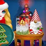 金髪の女性がクリスマスツリー形のクッキーを持ち、隣にスノードームとサンタ帽子をかぶったノームがある。