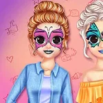 2人の女性が派手なフェイスペイントを施し、華やかな服を着て笑顔でポーズを取っている。