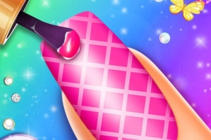 ネイルにピンクと赤のチェック柄が描かれ、背景にはカラフルなグラデーションと蝶や光る装飾が施されています。