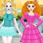 2人の女性が、青とピンクのドレスを着て庭の前に立っている。
