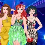 4人の女性が華やかなドレスを着てポーズをとっているパーティーシーン。