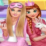 2人の女性がピンクのパジャマを着てくつろいでおり、1人はウサギを抱きしめている。