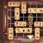 ファラオのミイラとエジプト風の模様が描かれたブロックが迷路状に配置された石室。
