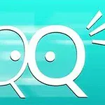 青い背景に白い「QQ」の文字と感嘆符が描かれている画像。