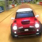 赤いレーシングカーがダートコースを疾走する様子。