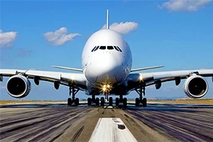 滑走路上で正面から見た大型旅客機。