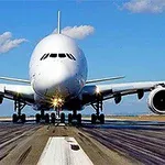 滑走路上で正面から見た大型旅客機。