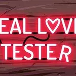 ネオンの文字で「REAL LOVE TESTER」と書かれた木目の背景。
