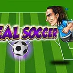 サッカー場の中央に「REAL SOCCER」というテキストとサッカーボールがあり、左右に赤いユニフォームと青いユニフォームを着たキャラクターが向き合っているイラスト。