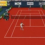 赤いテニスコートで試合中の二人の選手が映し出されています。