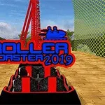赤と黒のジェットコースターが木製のレールの上を走っている様子と「ROLLER COASTER 2019」の文字。