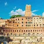 古代ローマの煉瓦造りの建物と青空。