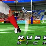 ラグビー場で赤いユニフォームの選手がボールをキックしている様子。