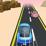 青い車が砂漠の道を走行しており、前方にピンクの車が見える。