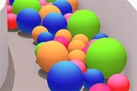 このカラフルな砂はどうやってダンプトラックに入るの？