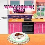 キッチンで女性のキャラクターが立っており、前景にはケーキが置かれている。