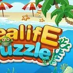 Sealife Puzzleのロゴがビーチの背景にカラフルに表示され、ヤシの木と海の風景が描かれている。