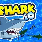 青い海の背景に、鋭い歯をむき出しにしたサメのイラストと「SHARK IO」という文字が表示されている。