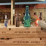 積み上げられた木箱の上に並べられた瓶が銃で撃たれて砕け散る瞬間。