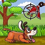 犬が芝生の上で口を開けて寝そべり、空では二羽のアヒルが飛んでいるシーン。