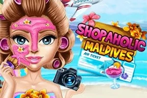 女性がビーチでピンクのフェイスマスクをつけ、カメラを持ちながら飲み物を楽しむ様子。