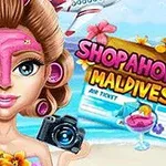 女性がビーチでピンクのフェイスマスクをつけ、カメラを持ちながら飲み物を楽しむ様子。